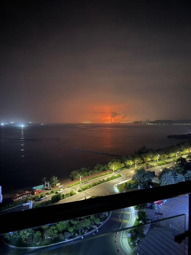 網上流傳的4張據稱拍攝於大亞灣的照片,可見橙紅色煙霧照亮了天空,疑似有火光。(網上圖片)