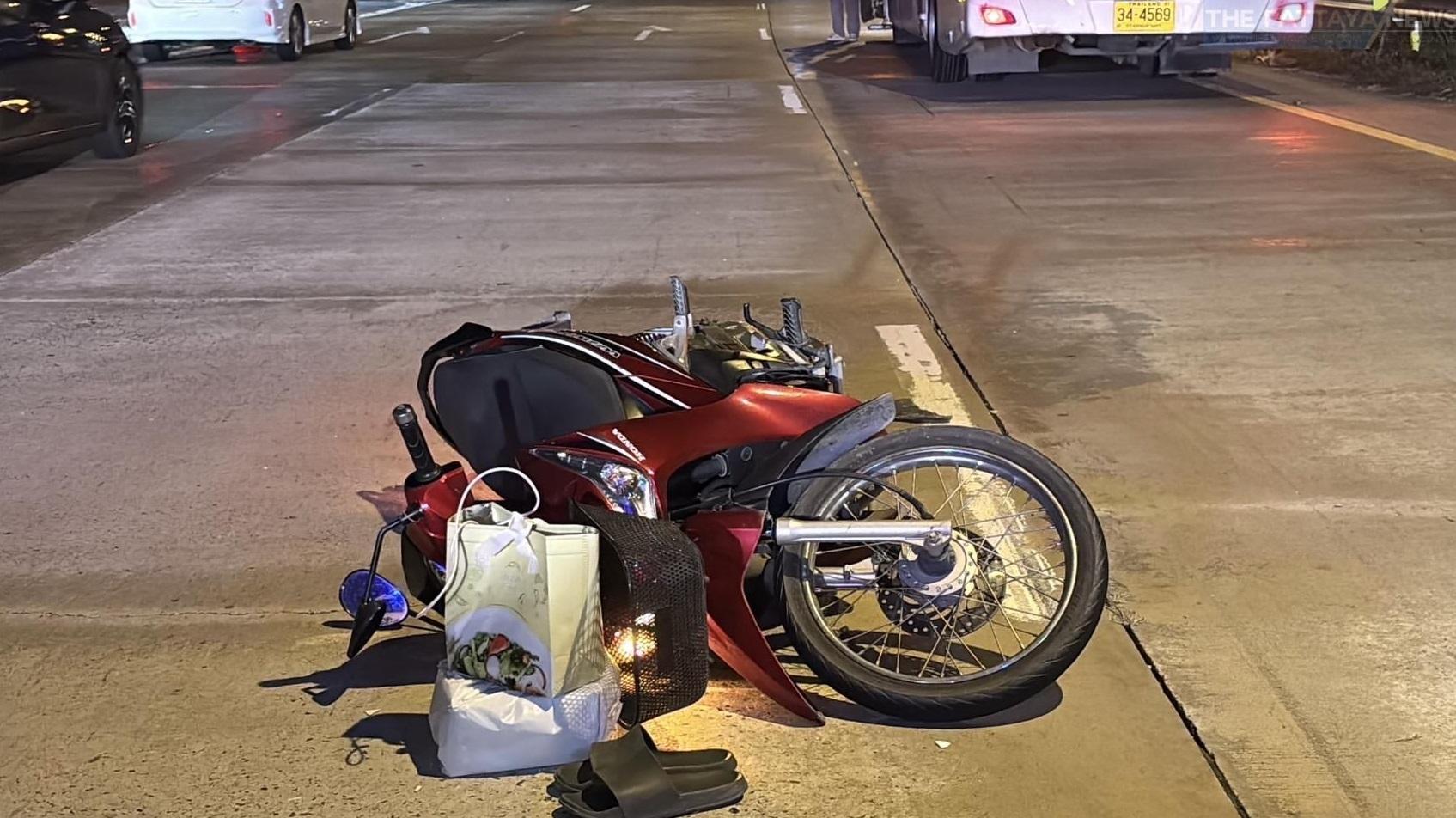 電單車與旅遊巴相撞,女騎士頭部被輾過,幸奇蹟生還。(互聯網)