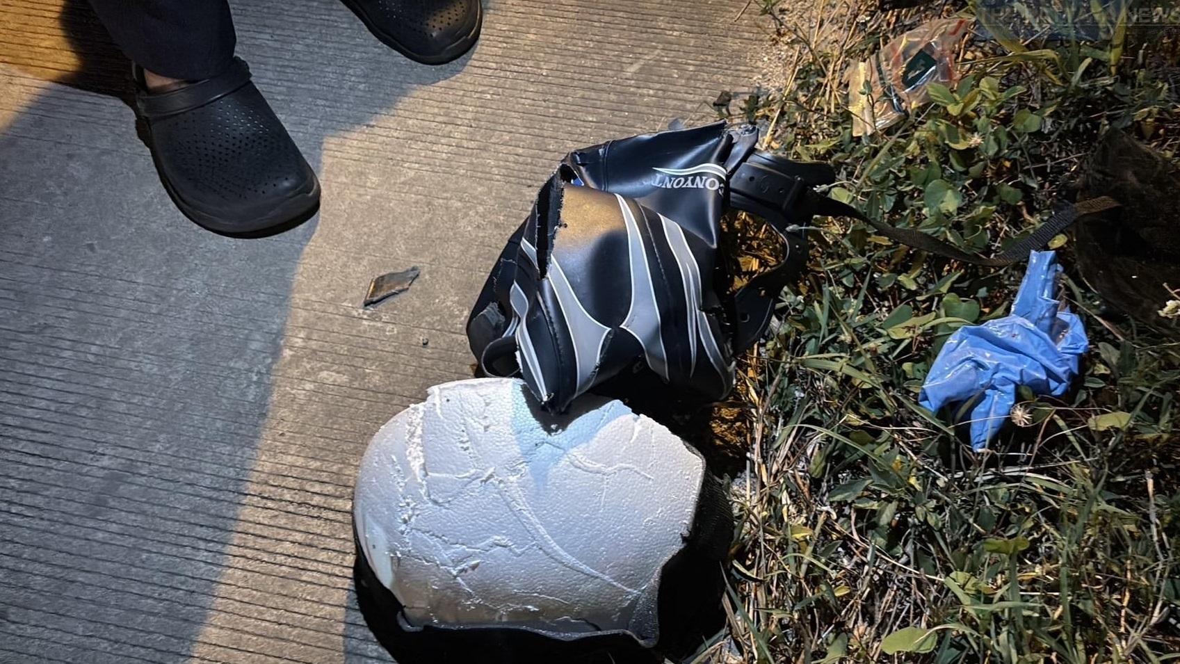 女騎士頭盔碎裂,遺留地上。(互聯網)