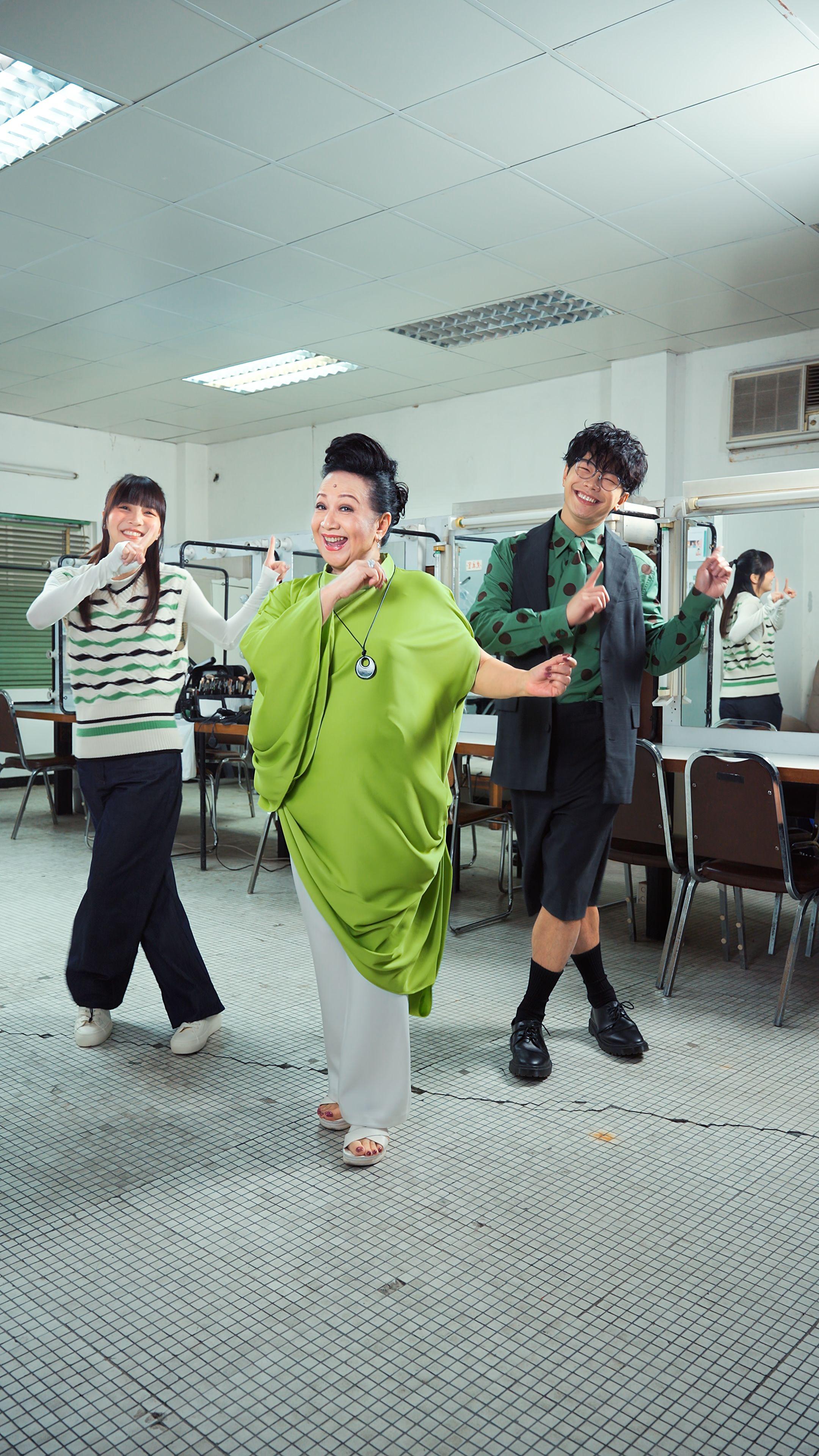 薛家燕率阿冰及程人富大跳新式「十字步」!