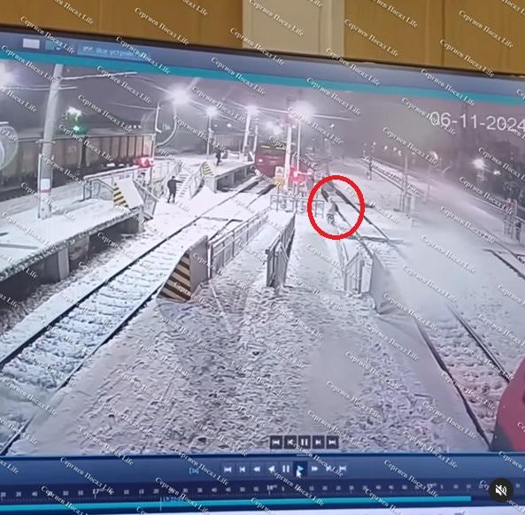 女子戴著耳機聽音樂走路,沒注意到走進車站路軌區。(互聯網)