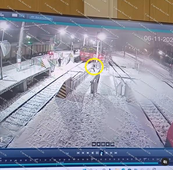 女子沒注意到列車駛至。(互聯網)