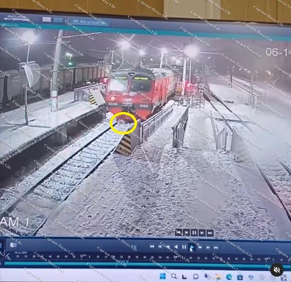 女子被列輾過。(互聯網)