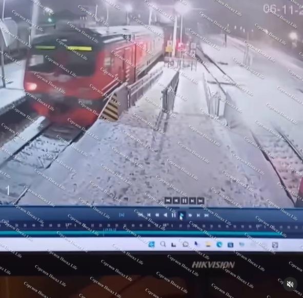 女子捲入車底,消失在畫面中。(互聯網)