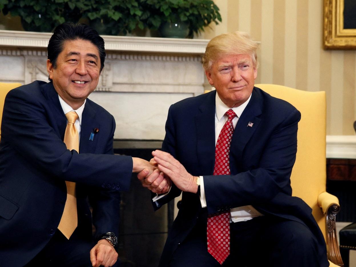 2017年2月,特朗普在白宮會見到訪的安倍晉三。(資料圖片)