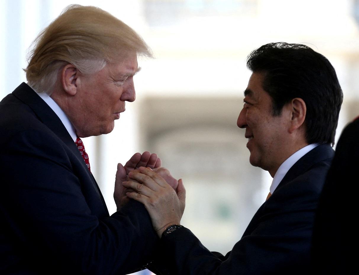 2017年2月,安倍晉三訪美,特朗普在白宮外熱情迎接。(資料圖片)