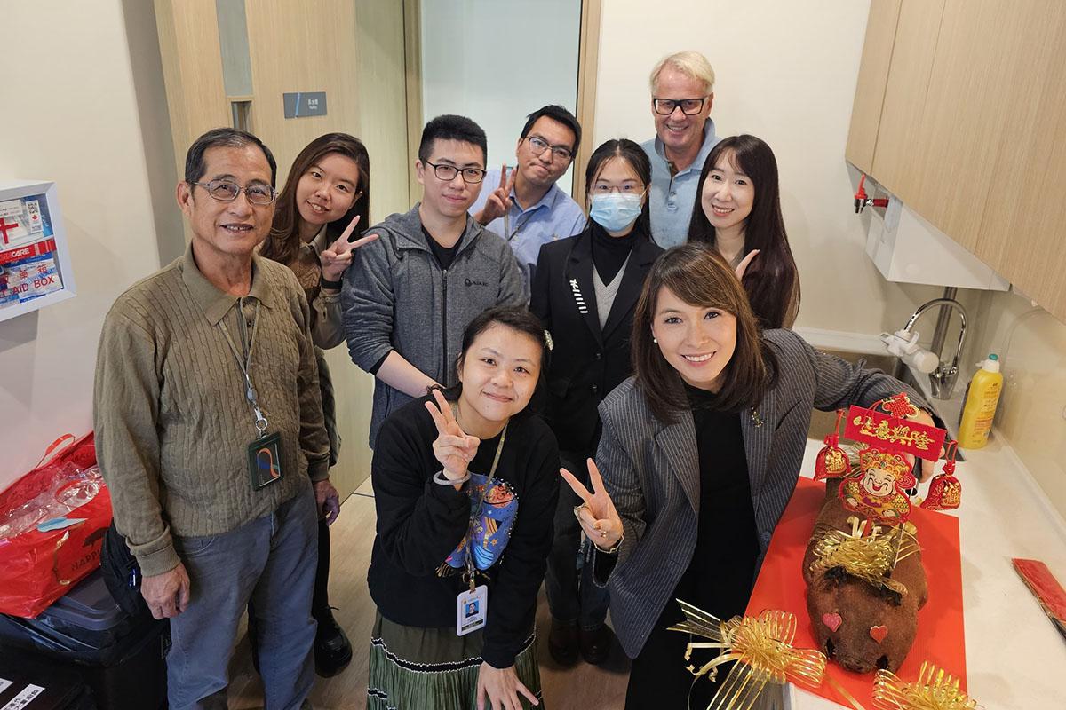 江玉歡(前排右)用美食同議辦同事慶祝入伙。(江玉歡FB)