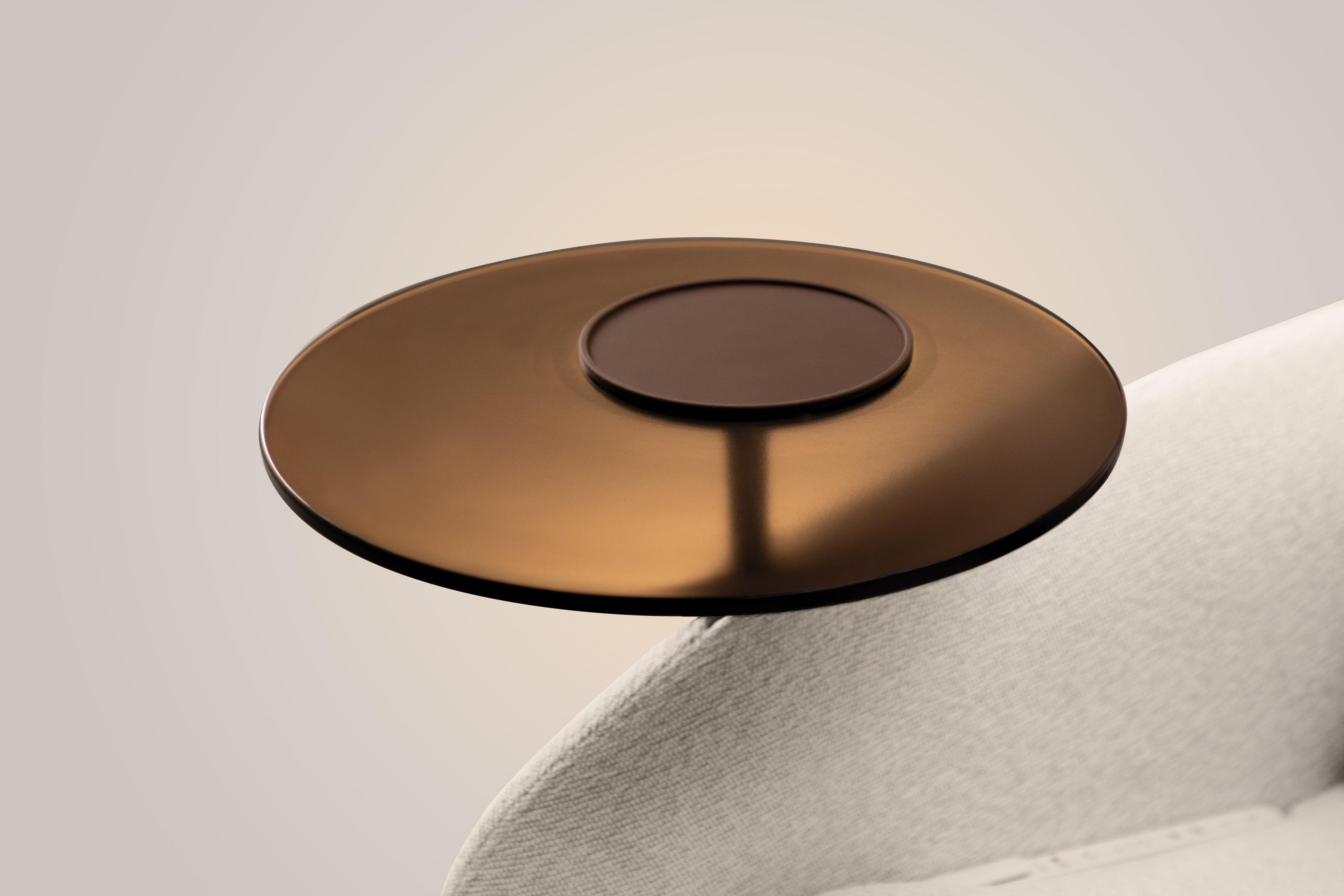 OSIM梳化天后備有可拆卸的小邊桌,能放置筆記本電腦、iPad、書本等,不需要時可拆卸,提供靈活配置選擇。