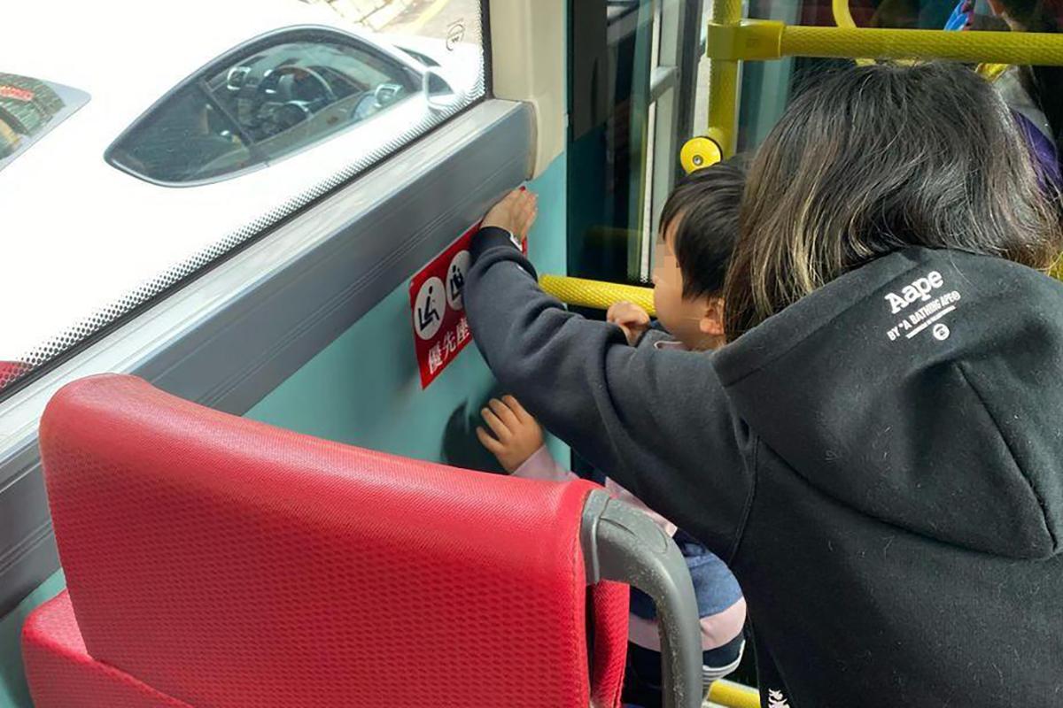 有乘客目擊男童欲撕走優先座貼紙,其母出手阻止。(Threads圖片)