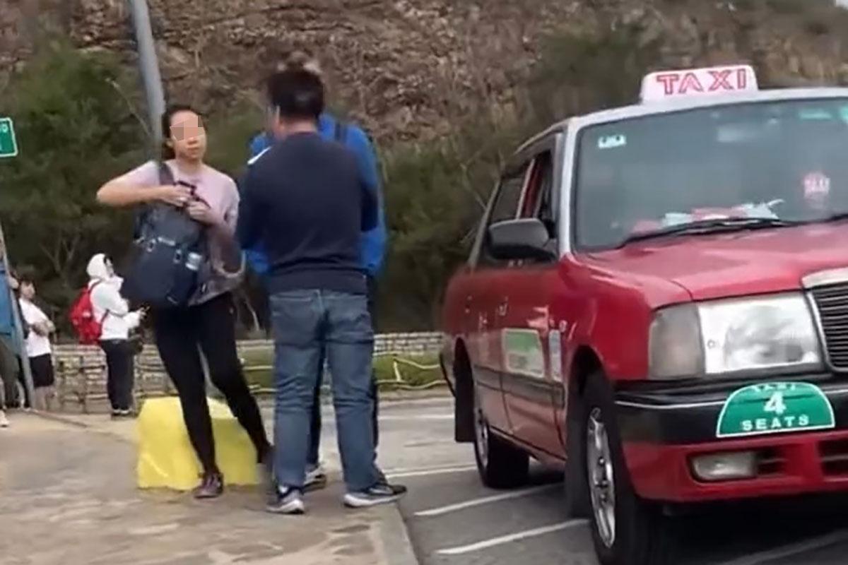 片段開始時,有一名疑似的士司機在車旁與一對男女爭執。(FB群組「車cam L(香港群組)」片段截圖)