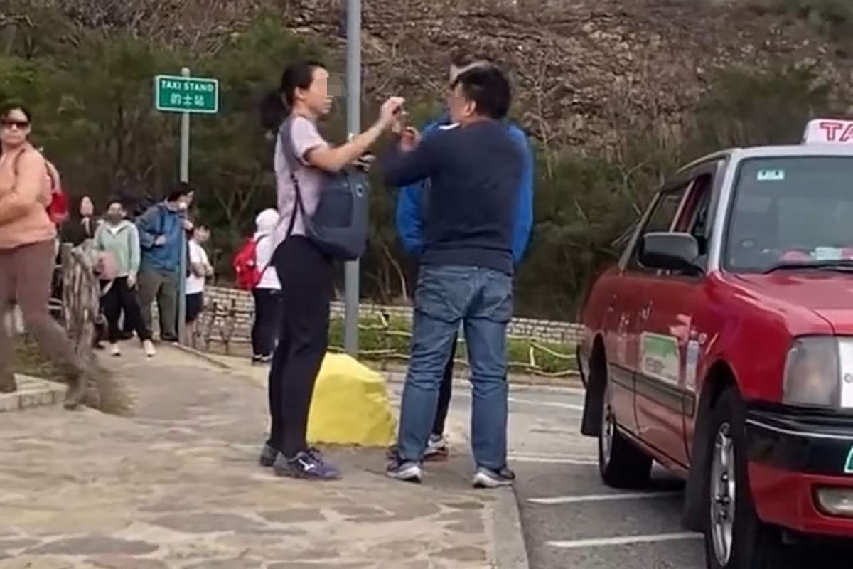 女子隨即展示一張疑似警察委任證的物品。(FB群組「車cam L(香港群組)」片段截圖)