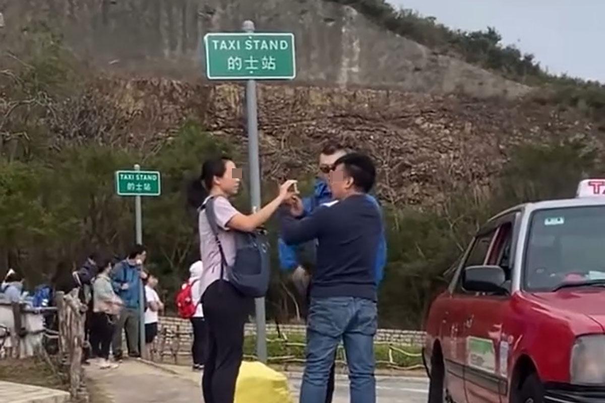 女子隨即展示一張疑似警察委任證的物品。(FB群組「車cam L(香港群組)」片段截圖)