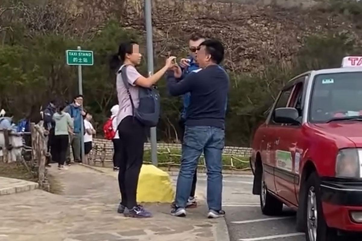 站在兩人旁邊的男子亦出手回應。(FB群組「車cam L(香港群組)」片段截圖)