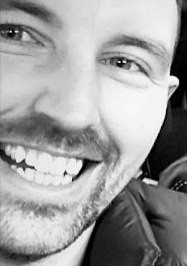 獸醫John Ellis因工作及感情生活陷泥沼而自尋短見。(互聯網)