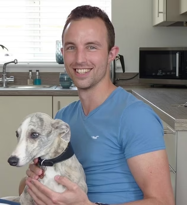 獸醫John Ellis因工作及感情生活陷泥沼而自尋短見。(互聯網)