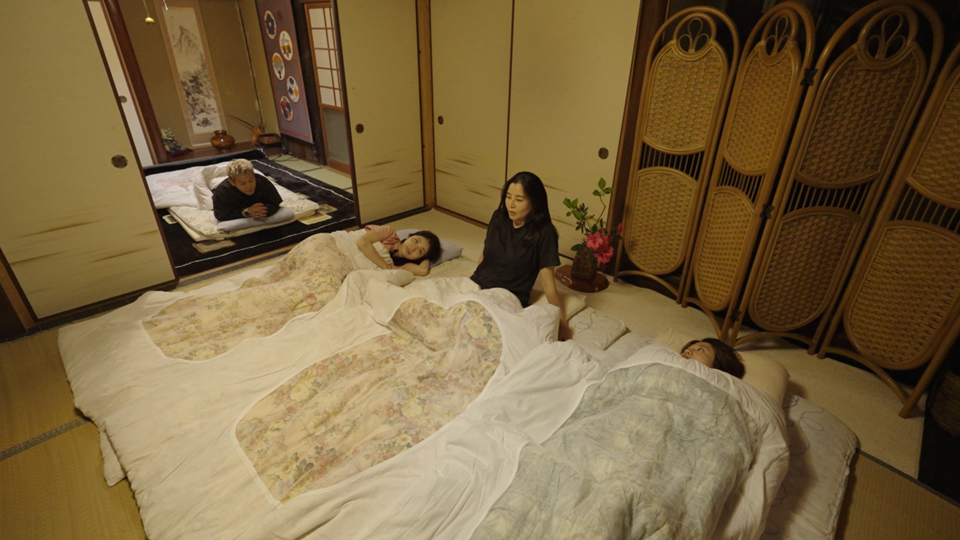 蒙嘉慧帶吳保錡和陳海寧住當地人屋企,瞓榻榻米體驗當地人生活。