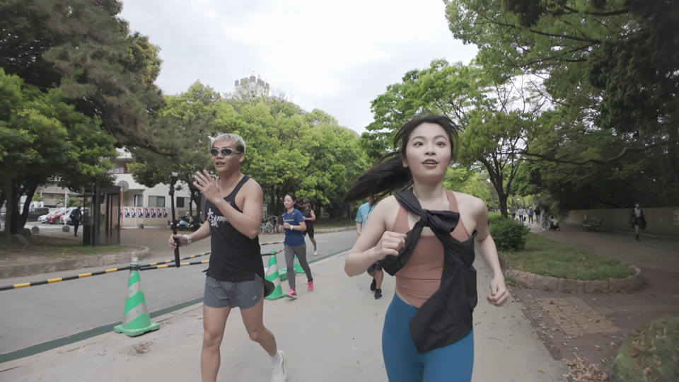 Dee姐和Yoyo拍《呢度住吓 嗰度住吓》時要跟保錡跑步,大喊好辛苦。
