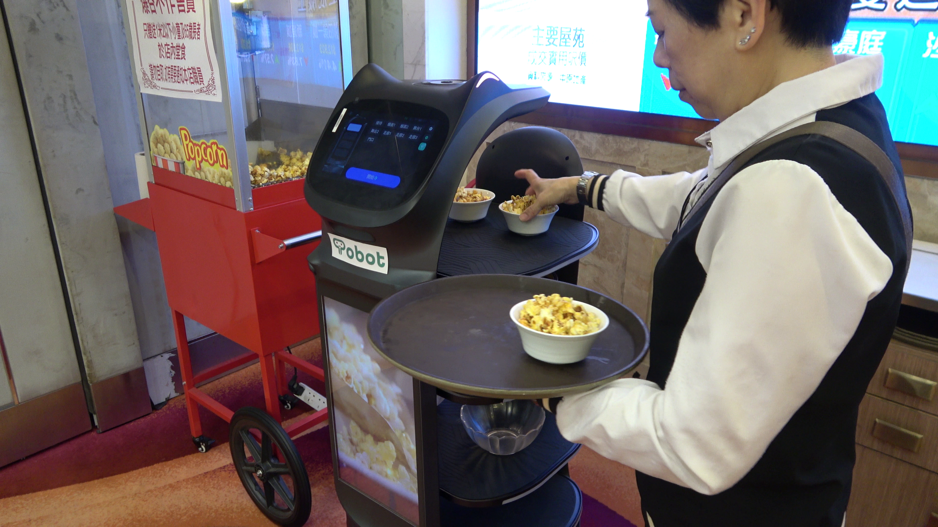 機械人可有效解決「人手荒」,協助同事處理送餐、招待、清潔等工作,而員工可專注提供更佳服務,亦希望藉此改變老派形象。(Tobot Solution提供)