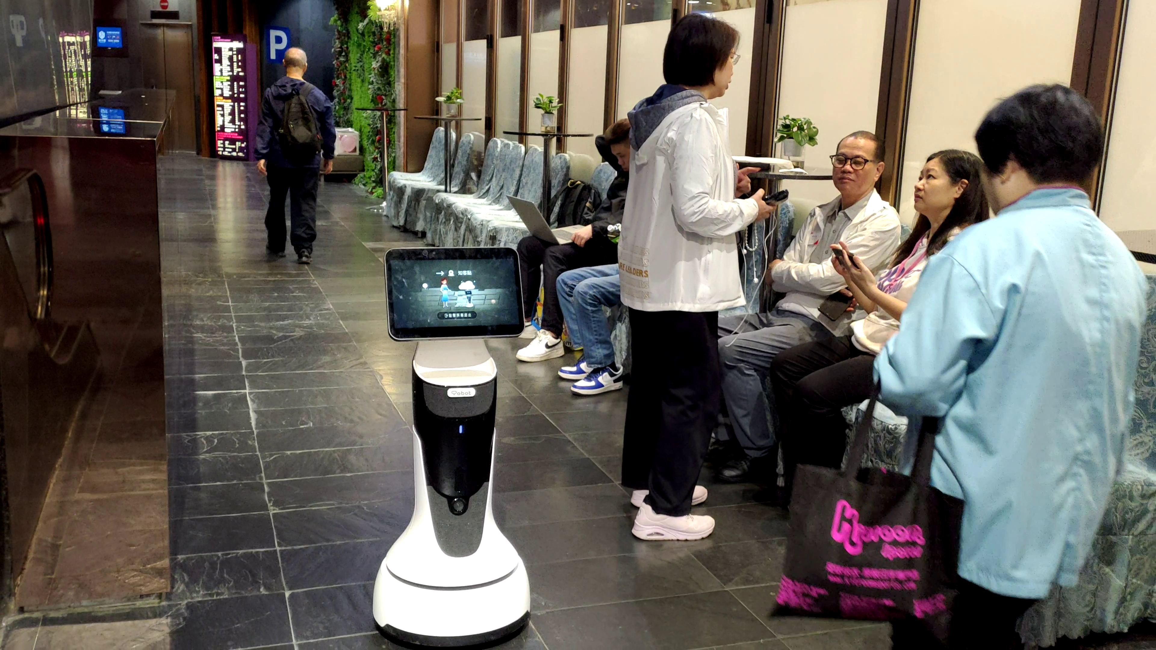 機械人可有效解決「人手荒」,協助同事處理送餐、招待、清潔等工作,而員工可專注提供更佳服務,亦希望藉此改變老派形象。(Tobot Solution提供)