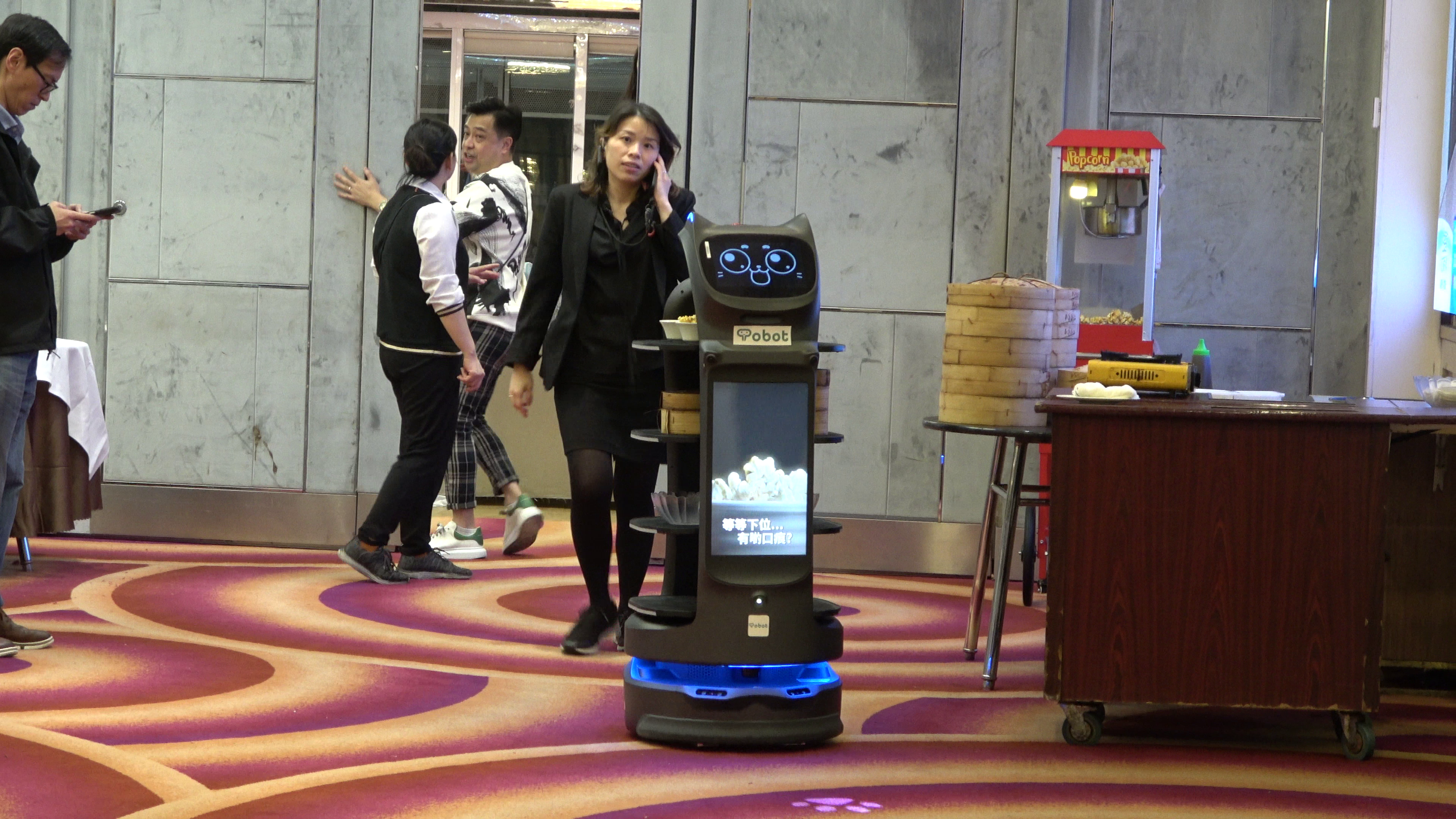機械人可有效解決「人手荒」,協助同事處理送餐、招待、清潔等工作,而員工可專注提供更佳服務,亦希望藉此改變老派形象。(Tobot Solution提供)