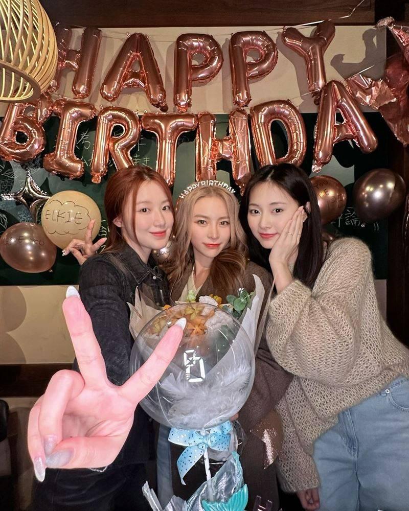 子瑜與舒華在KTV開party賀莊錠欣生日。