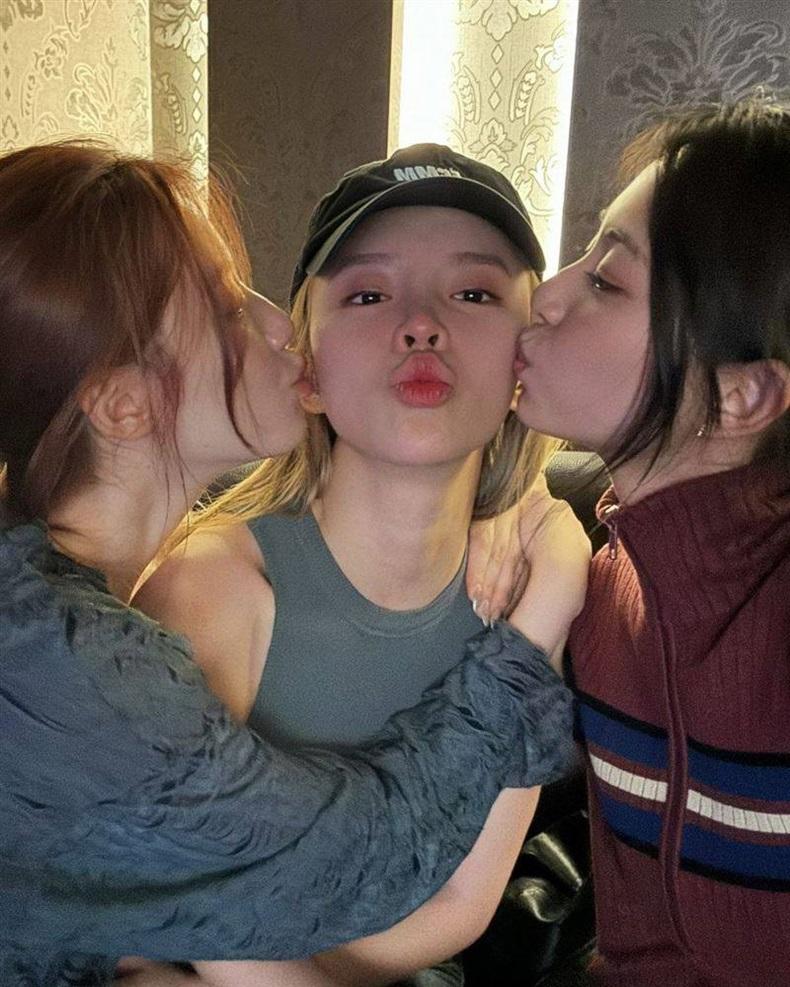 3人開始時只扮嘢錫下。