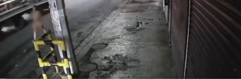 珍妮斯全身赤裸走在街上,十分詭異。(互聯網)