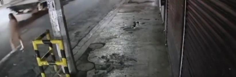 珍妮斯全身赤裸,在馬路邊行走。(互聯網)