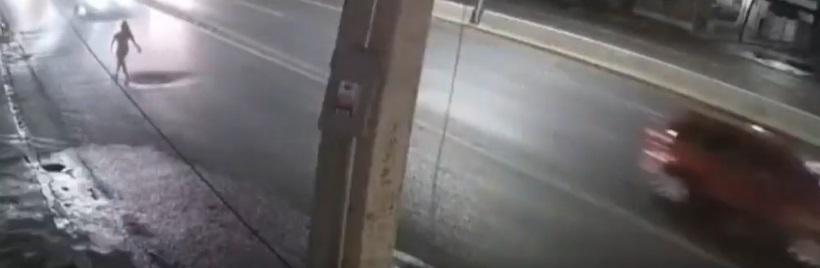 珍妮斯在車來車往的公路上游蕩。(互聯網)