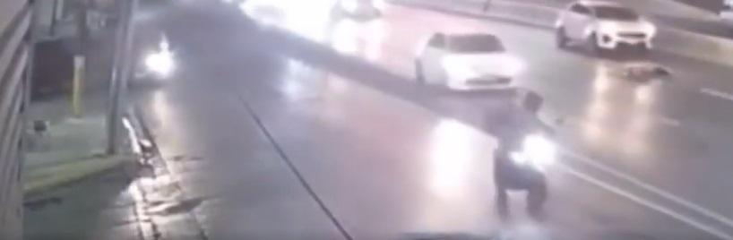 珍妮斯在右邊行車線被車撞倒,但車輛不顧而去,另一私家車停下。(互聯網)