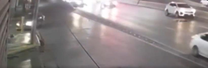 珍妮斯在右邊行車線被車撞倒,但車輛不顧而去,另一私家車停下。(互聯網)