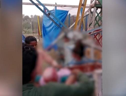 民眾趕緊上前幫忙把少女救出,頭髮連頭皮垂在座位上。(互聯網)