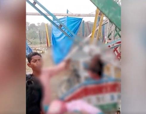 民眾趕緊上前幫忙把少女救出,頭髮連頭皮垂在座位上。(互聯網)