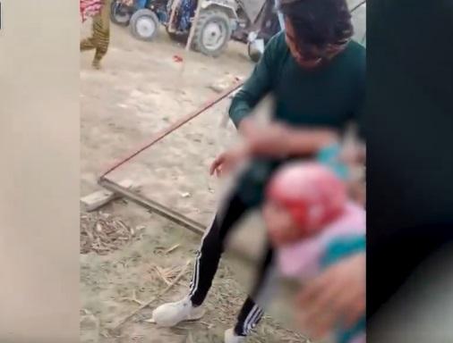 少女滿頭鮮血、虛弱無力,由旁人扶著。(互聯網)