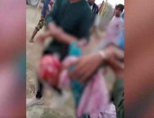 少女滿頭鮮血、虛弱無力,由旁人扶著。(互聯網)