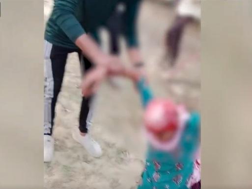 少女滿頭鮮血、虛弱無力,當場昏倒。(互聯網)