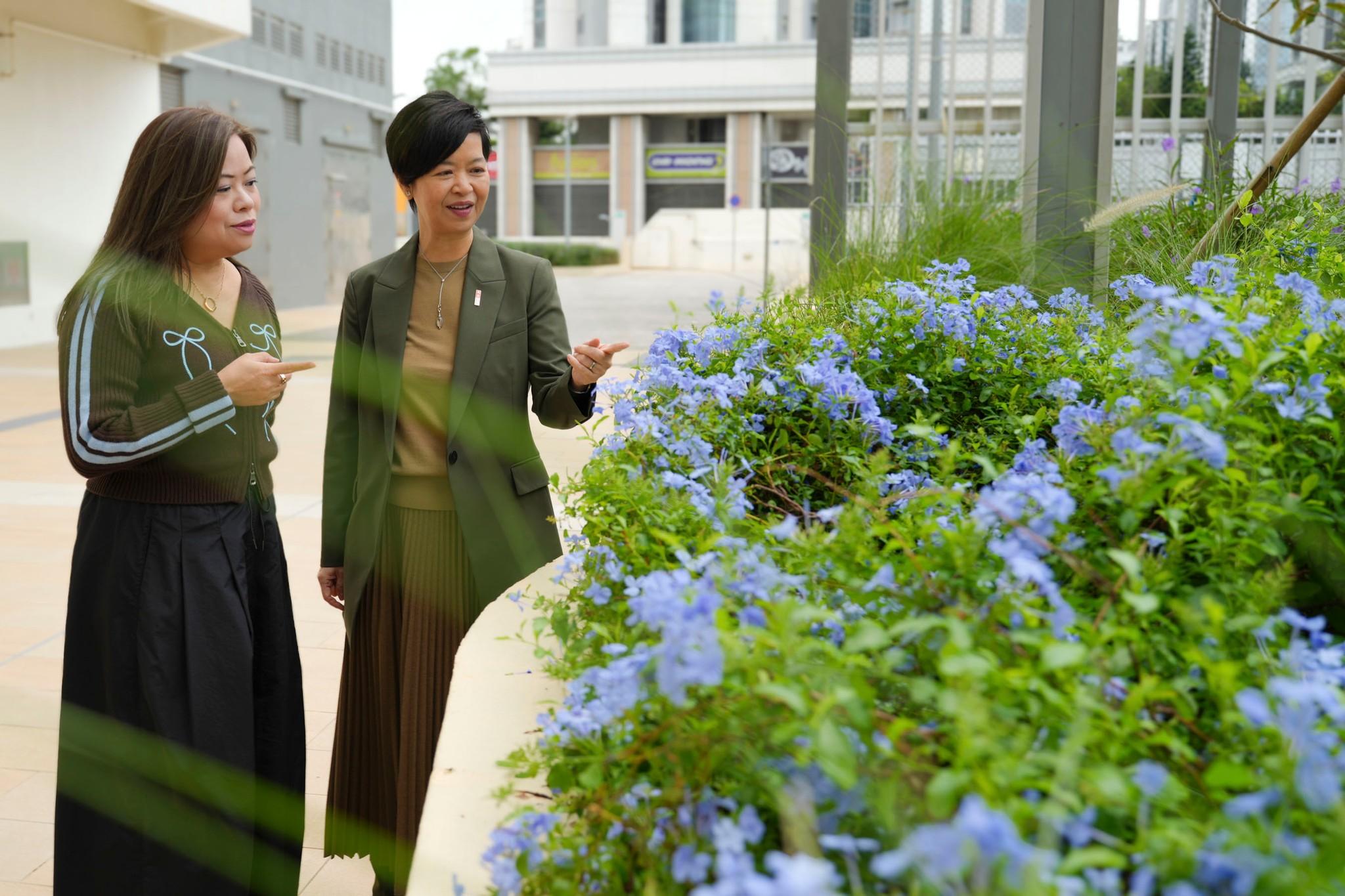 何永賢(右)同羅淑佩今日去到海達邨。(何永賢FB)