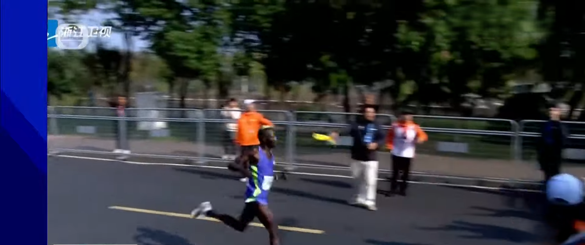 杭州馬拉松2024,Moses Kibet(紫衫)與Tesfaye Deriba同被工作人員指錯路,但前者較快回身。