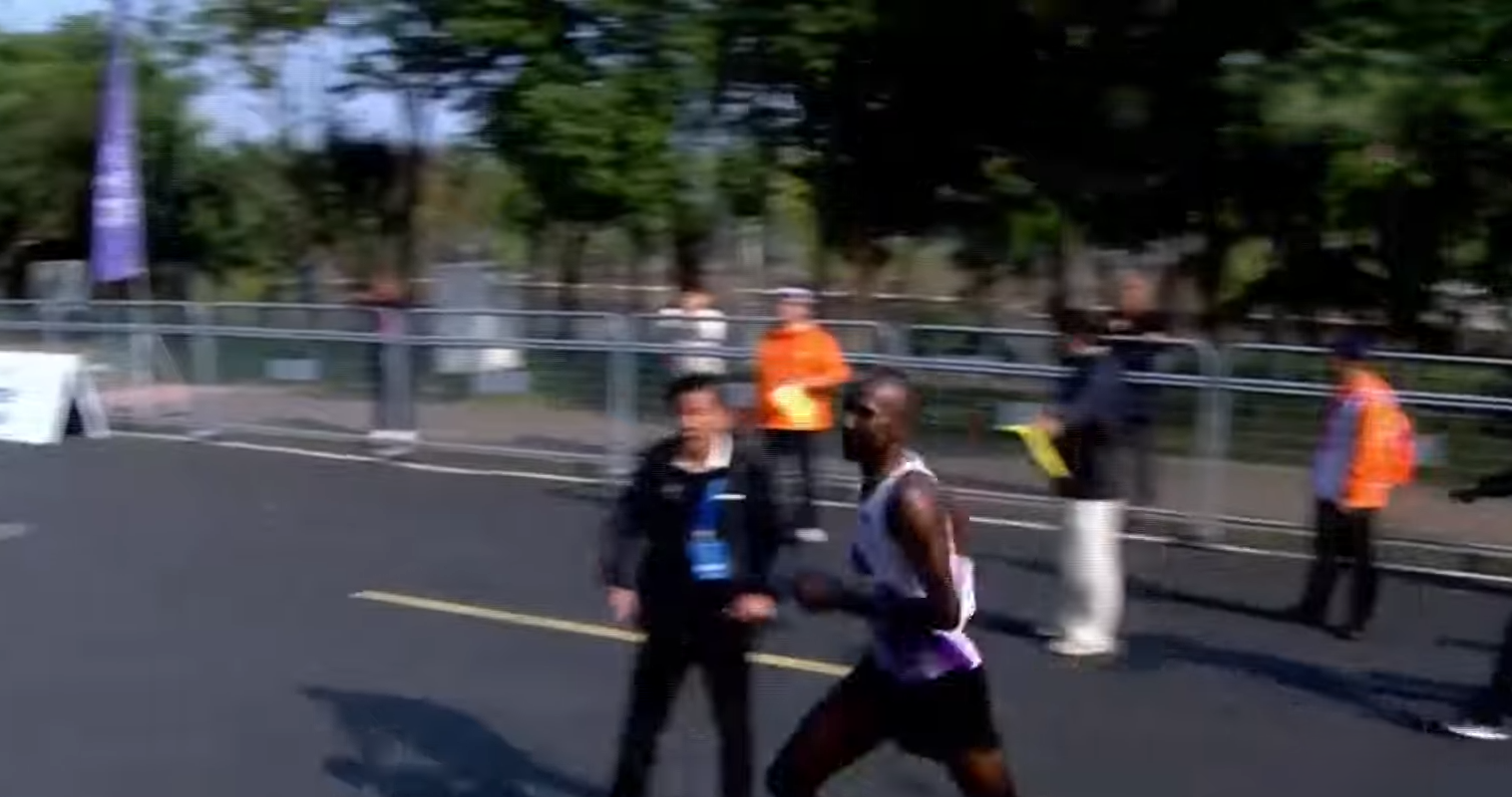 杭州馬拉松2024,Tesfaye Deriba(白衫)因工作人員指錯路而落後予Moses Kibet。