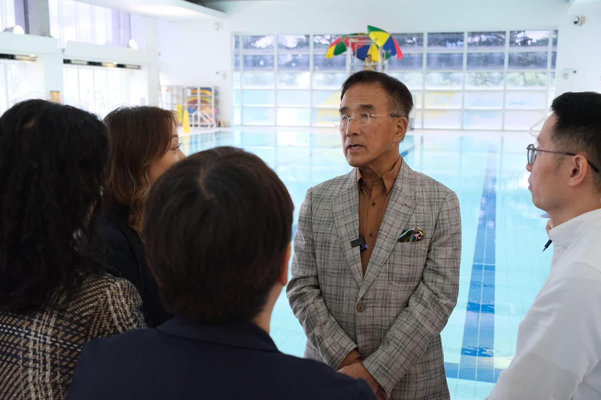 田北辰(右二)到中山紀念公園泳池參觀「人工智能遇溺偵測系統」。(田北辰FB)