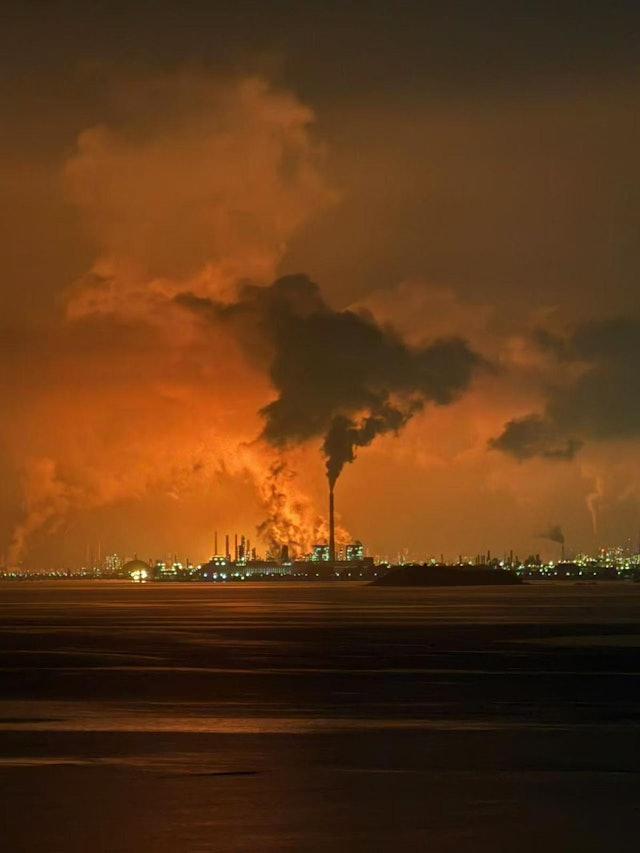 網上流傳的4張據稱拍攝於大亞灣的照片,可見橙紅色煙霧照亮了天空,疑似有火光。(網上圖片)