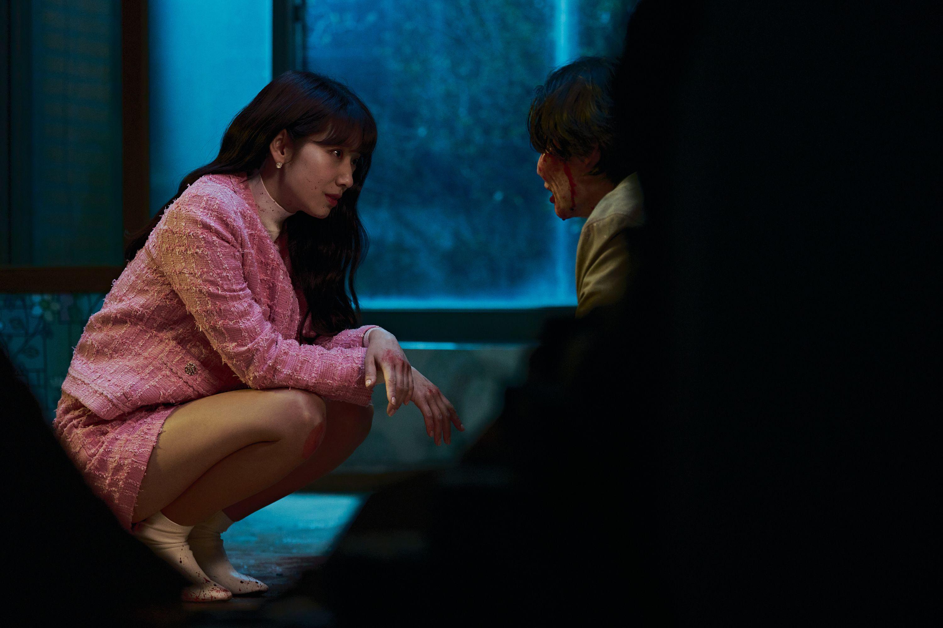 為了呈現出「姜光娜」這個角色的瘋狂與邪魅,劇組準備了約300套服裝配合拍攝。