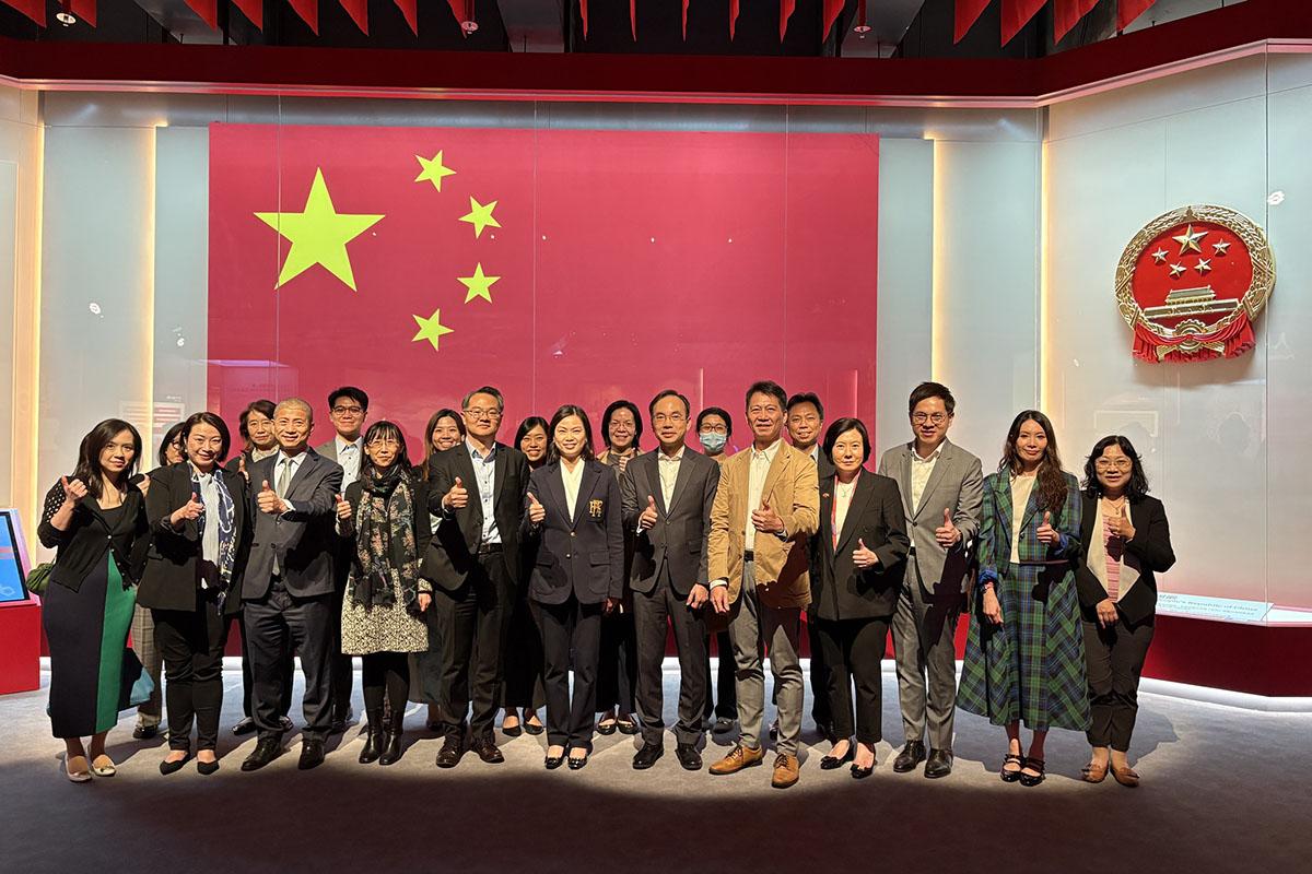 商務及經濟發展局常任秘書長率領局內首長級官員和轄下部門首長參觀。(商務及經濟發展局FB)