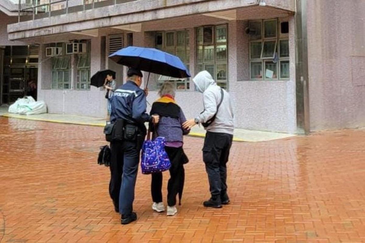 警方在將軍澳協助一名迷途的九旬嫗回家。(香港警察FB)