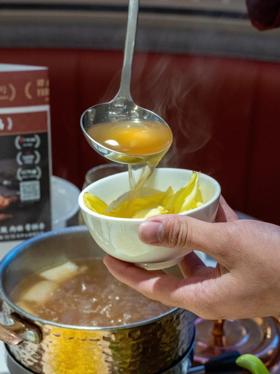魚湯加入菊花,尋常的吃法也能吃出鮮味。(圖片來源:lemon@小紅書)