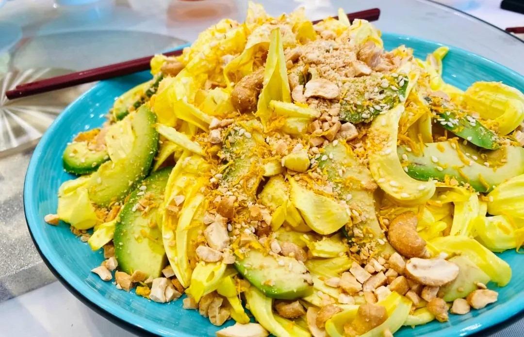 現代菊花刺身款式多樣,會加入牛油果等健康食物吸引愛健康一族。(網上圖片)