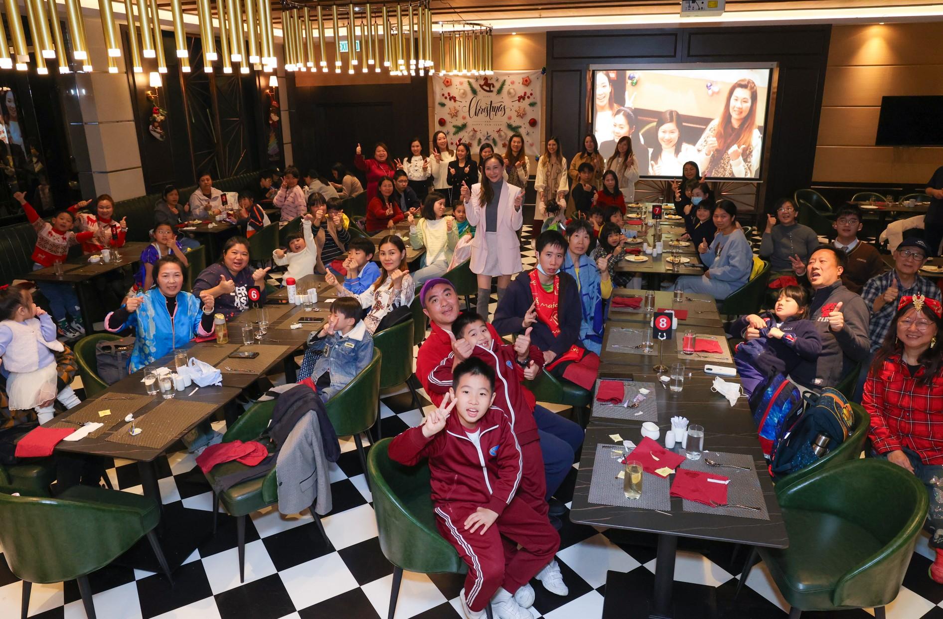 在精心佈置的聖誕場景下,基層家庭不僅享用了豐盛的聖誕大餐。