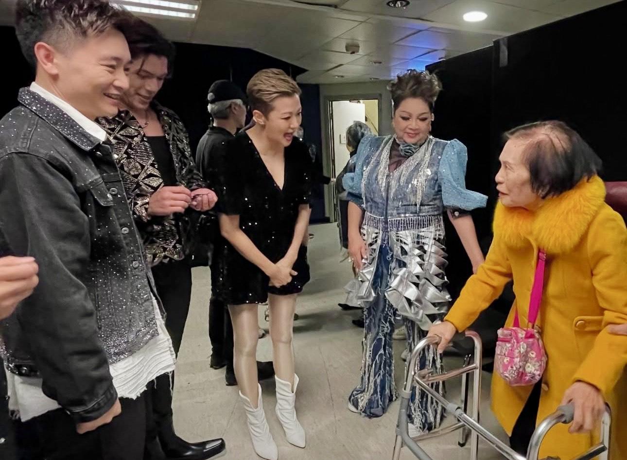 余慕蓮撐住助行架代步,氣色亦不算太差。