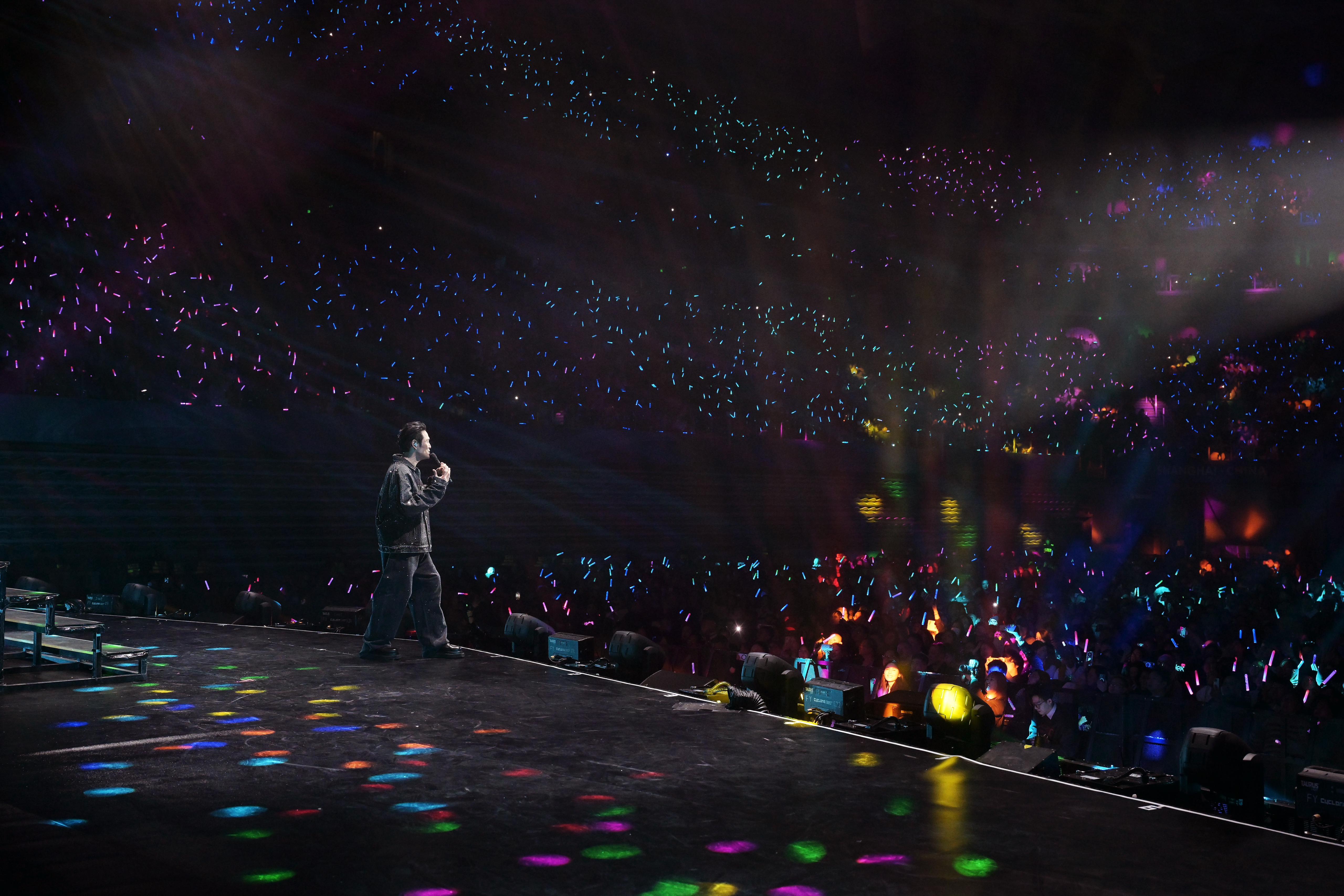 杜德偉帶領全場大合唱。