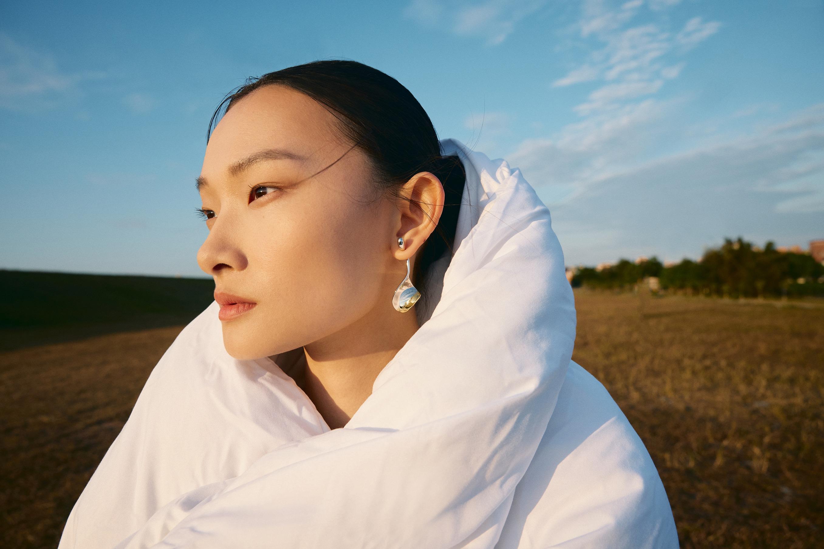 全新首飾系列同步登場,以品牌標誌沙漏Hourglass為靈感